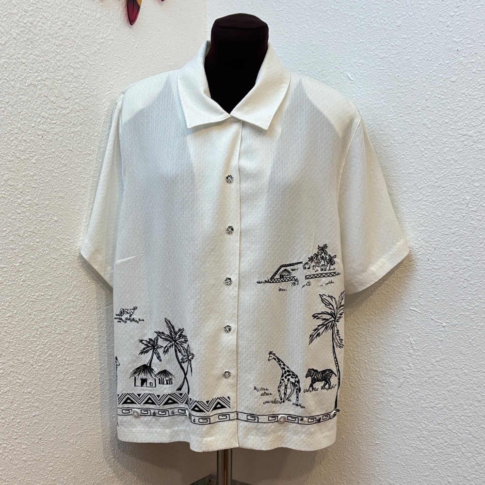 Vintage 1990’s Koret white and black tropical animal button-up top. Size 16W.
